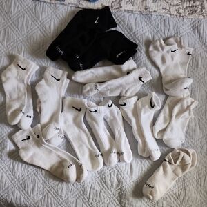 Nike Men's Black and White Socks Dri Fit Qtr And No Show Sz L